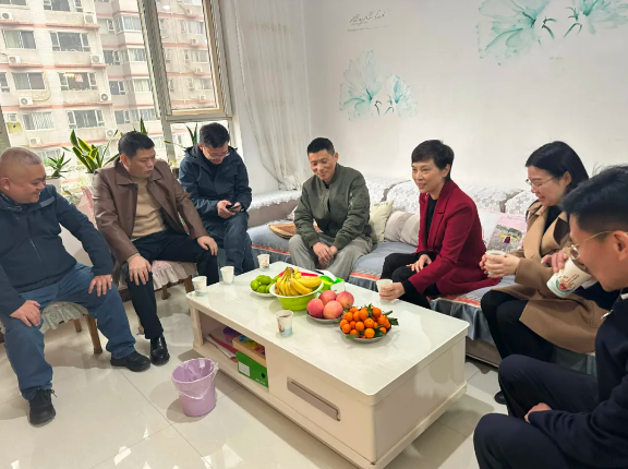 小年送温暖 情暖意更浓——刘凤娟一行到取款宝建设集团开展春节“送温暖”活动